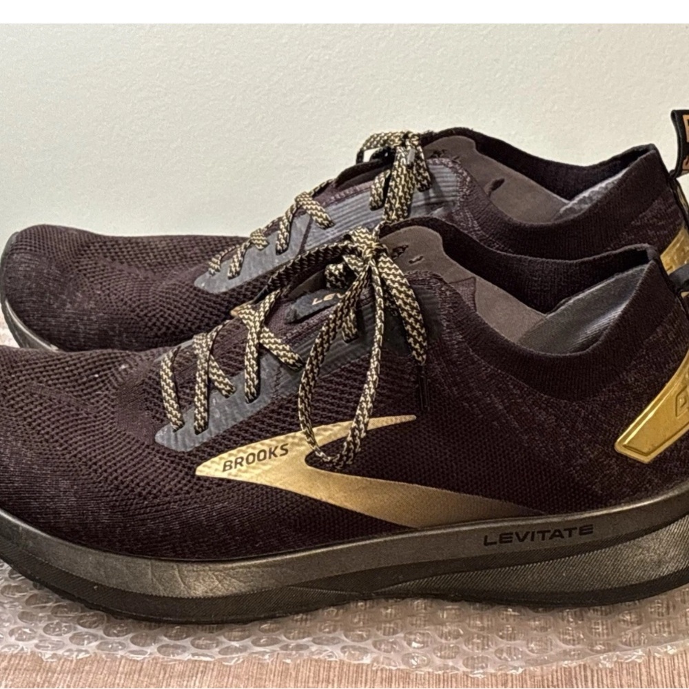 Brooks Levitate Men’s Sneakers - Black with Gold Accents Sz 10.5